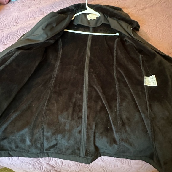 Chic Black Jacket with Faux Fur Collar - Picture 3 of 5